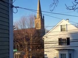 Charming Townhouse in Historic Town near Boston.，位于戴德姆的酒店