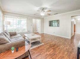 Renovated home minutes from Fresno State / Airport，位于弗雷斯诺的公寓