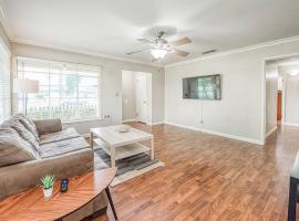 Renovated home minutes from Fresno State / Airport，位于弗雷斯诺的酒店