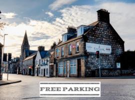 OYO Eastbank Hotel, Speyside Scotland，位于若泽斯的带停车场的酒店