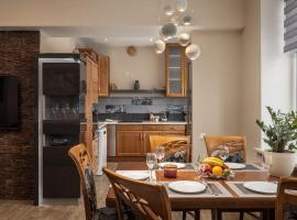 Lovely 2-bdrm condo ideal for couples and family with children, free parking on premises