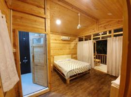 Riverland Resort & Lawn，位于Māngaon的酒店