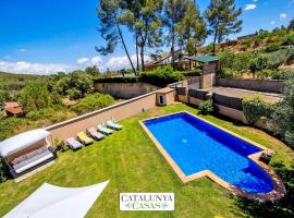 Catalunya Casas Modern and spacious with private pool close to BCN，位于Senmanat的度假屋