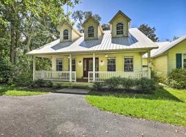 Charming Waldo Getaway Near Lake Santa Fe!，位于Waldo的酒店