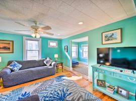 Chincoteague House with Enclosed Porch and Deck，位于钦科蒂格的度假屋