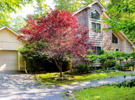 Beautiful Lake Naomi Retreat - Walk to the Beach!，位于Pocono Pines的酒店