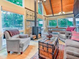 Conway Area Chalet with Mountain Views and Fire Pit!，位于Madison的带停车场的酒店