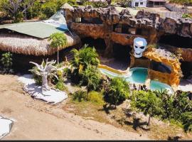 La Perla Negra Eco Pirate Resort，位于蓬塔雷纳斯的住所