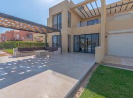 Brand-New Family House in Tawila El Gouna Lagoon and Pool Access，位于赫尔格达的乡村别墅