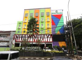 Super OYO Townhouse OAK Hotel Fiducia Pondok Gede，位于雅加达的酒店