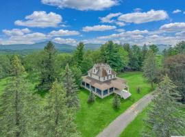 1850 Catskills Farmhouse on 8 acres in E. Durham，位于East Durham的酒店