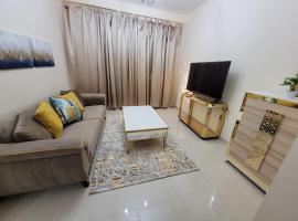 Spacious & Comfortable 1 BR and 1 Living Room Apartment Near Sharjah University City，位于沙迦阿吉曼猎鹰队附近的酒店