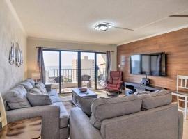 Coastal Escape Penthouse with Ocean Views，位于默特尔比奇的无障碍酒店