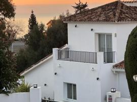 Luxury Villa Andalucia Seaview Private Pool close to Centre，位于贝纳尔马德纳西班牙广场附近的酒店