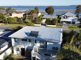 Cozy 3br house 100m to the lake，位于Chittaway Point的酒店