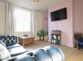 Lovely 4 Bed House in Huddersfield with parking，位于哈德斯菲尔德的酒店