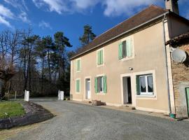 Gîte à la campagne 6-8 personnes，位于Mialet的酒店