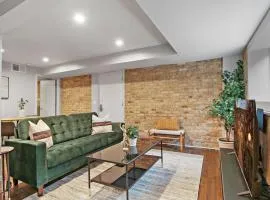 Stylish 2BR Apt Your Gateway to Chicago Bliss - Barry 837-GB
