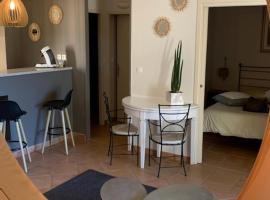 appartement cosy avec climatisation réversible GOLF DE SAUMANE，位于索马讷-德沃克吕兹普罗旺斯高尔夫附近的酒店