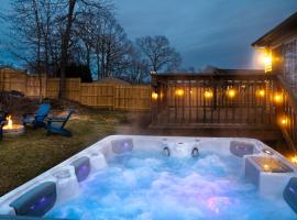 NEW! Updated Mystic Home w/ Sauna, Hot Tub & Deck，位于米斯蒂克的乡村别墅