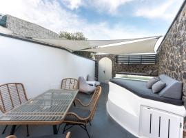 Sun Naam Home Santorini with heated jacuzzi，位于卡特瑞杜斯的度假屋