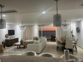 Luxury Marbella Beach Front 3 bedrooms apartment，位于瓜亚卡内斯的酒店