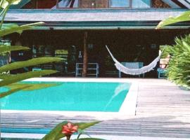 Tropical Jungle Villa 5 min walk to Cloud 9，位于卢纳将军城的酒店