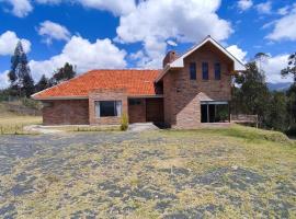 Casa de campo llena de vida con chimenea interior.，位于Déleg的低价酒店