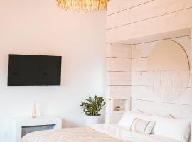 Funboard Room includes King Bed and Mini Kitchenette，位于斯廷森海滩波利纳斯博物馆附近的酒店