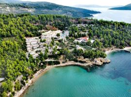 奥尼斯海滩简易别墅套房酒店，位于阿洛尼索斯古镇的度假村