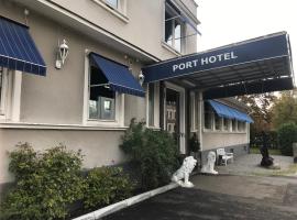 Port Hotel Apartments，位于卡尔斯港的带停车场的酒店
