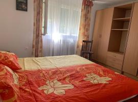 Cheerfull 2-bedroom with patio. Close to all ameneties.，位于萨格勒布的酒店