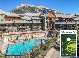 Mountain Retreat - Modern and Bright with Panorama Views 2 bedrooms, 4 beds, heated all-year outdoor pool, hottub, balcony, Banff Park Pass，位于坎莫尔的带泳池的酒店