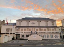 The Royal Clarence Hotel (on the Seafront)，位于伯翰姆昂斯的酒店