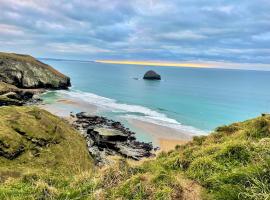 The Mermaid Loft - Trebarwith Strand Cornwall，位于廷塔杰尔的酒店