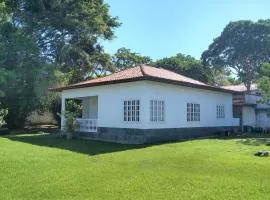 Excelente casa com 3 quartos com suíte e quintal enorme gramado a 600m da praia em Saquarema para até 8 pessoas