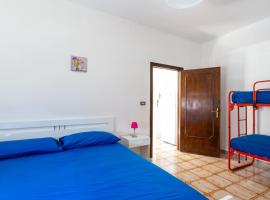 Appartamento climatizzato a 30 m dalla spiaggia con vista mare，位于托雷莫泽的酒店