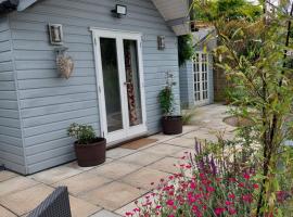 Private Garden Lodge in Christchurch, Dorset for 4 - dogs welcome!，位于Holdenhurst的木屋