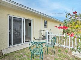 Pet-Friendly Jensen Beach Home with Yard Near Ocean!，位于詹森比奇的酒店