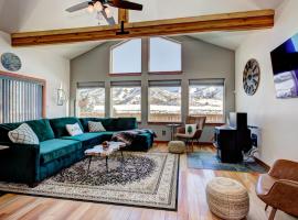 Twin Pines Cabin in Wilderness Ranch on Hwy 21, AMAZING Views, 20 ft ceilings, fully fenced yard, pet friendly, , Go paddle boarding at Lucky Peak, or snowshoeing in Idaho City and take in the hot springs, sleeps 10!，位于博伊西的度假屋