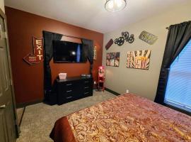 King Bed In Main Floor - Downtown Vacation Rental，位于卡拉马祖的酒店