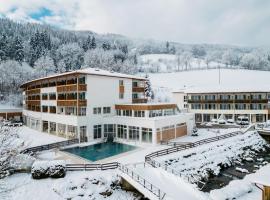 Gesundheits- & Wellness Resort Weissenbach，位于Bad Weißenbach的带停车场的酒店