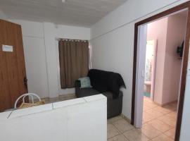 Ótimo Quarto e Sala mobiliado em itapoa.，位于维拉维尔哈的酒店