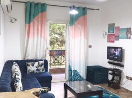 Cozy apartment with a private garden in Giza，位于Sheikh Zayed智慧村附近的酒店