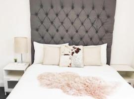 Stylish Spacious Auburn 3Bedroom House Near Olympic Park ANZ Stadium DFO Pet Friendly，位于Auburn的酒店