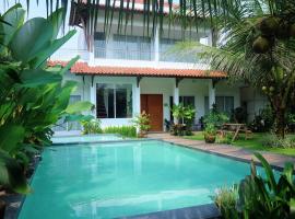 Villa Prambanan Jogja with Private Swimming Pool by Simply Homy，位于斯勒曼的酒店
