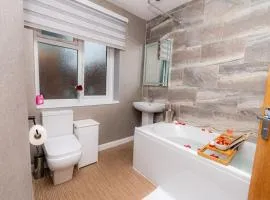 The Grove, 4BR sleeps 7, central, Parking & Wi-Fi