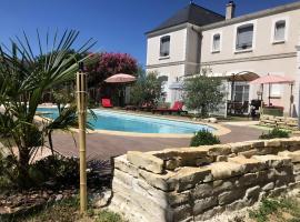 Villa de 6 chambres avec piscine privee jardin clos et wifi a Saint Cyr sur Loire，位于卢瓦尔河畔圣西的酒店