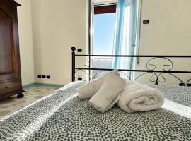 Apartment with panoramic terrace on Amalfi Coast，位于Pianillo的别墅