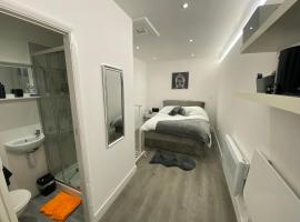 Beautiful 1-Bed Studio in Uxbridge London，位于阿克斯桥的酒店